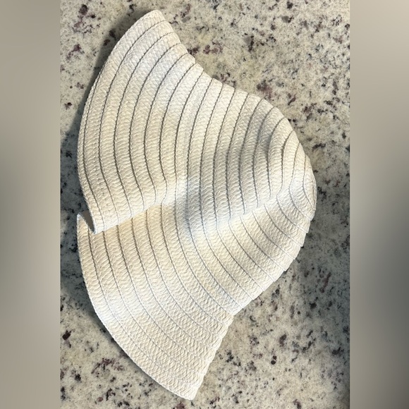 Time & Tru White Beach Hat - Picture 2 of 3